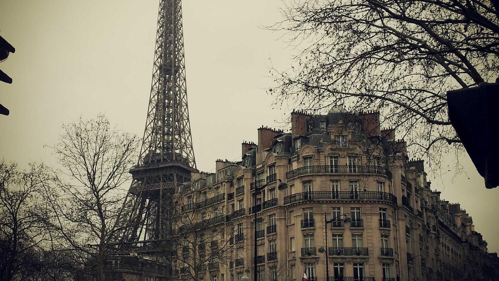 Électricien au travail sur un tableau électrique à Paris